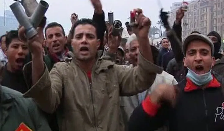 Convoiului premierului egiptean, atacat cu pietre în Piaţa Tahrir