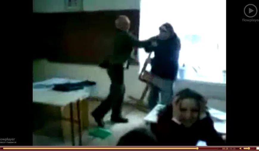 O elevă primeşte o palmă zdravănă de la profesor în faţa clasei VIDEO