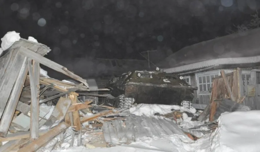 O femeie din Rusia s-a trezit cu un tanc în casă. Un vecin a crezut că a început războiul