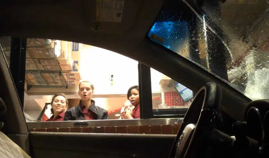 FARSĂ INCREDIBILĂ: Şoferul invizibil comandă mâncare la fast-food. Angajaţii sunt îngroziţi