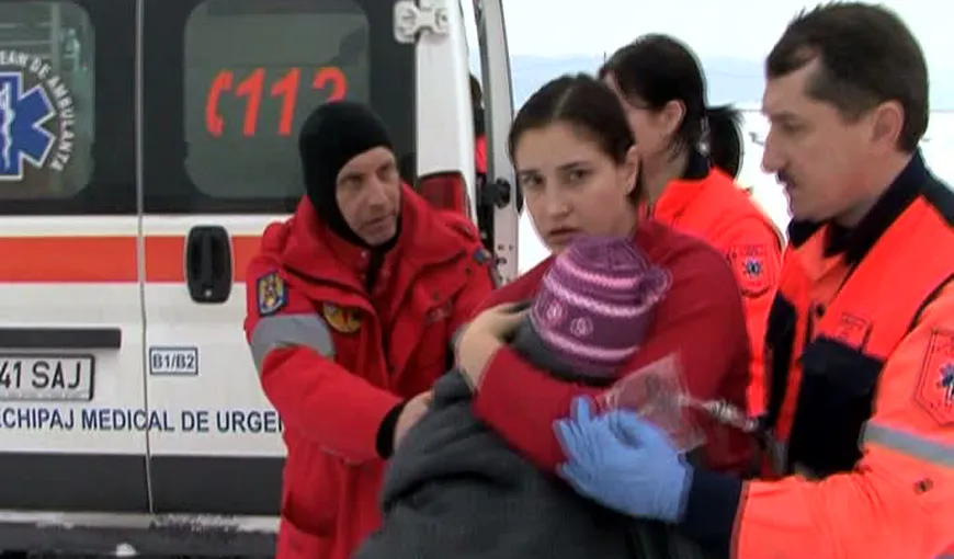 O fetiţă de un an, transportată cu elicopterul la spital, după ce a fost opărită cu apă fierbinte