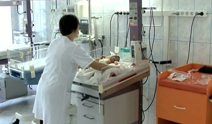 Nou-născut adus cu mâna ruptă părinţilor la câteva ore de la naştere. Oamenii acuză medicii VIDEO