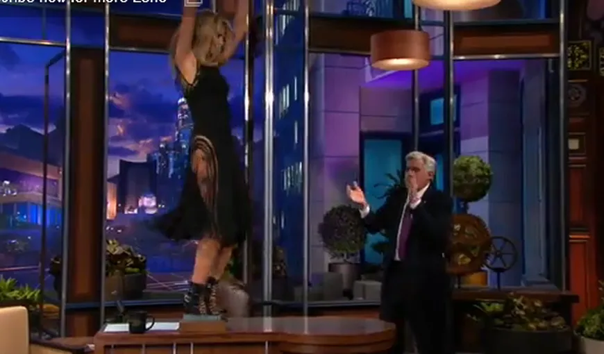 Heidi Klum a dansat pe masă într-o emisiune în direct. Modelul purta o rochie transparentă VIDEO