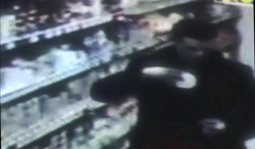 Un bărbat îmbrăcat la costum, prins la furat VIDEO