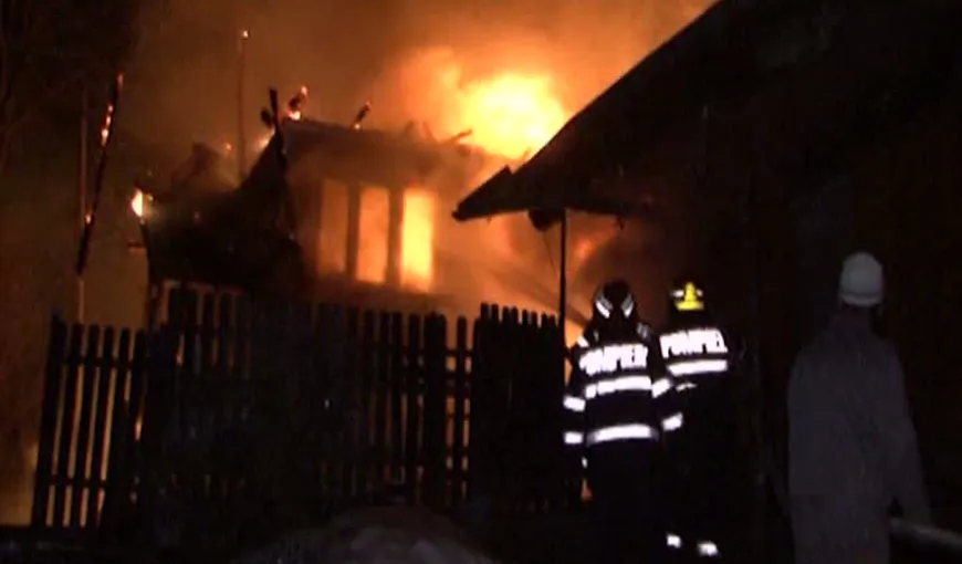 Incendiu devastator în Comarnic. Trei case s-au făcut scrum VIDEO