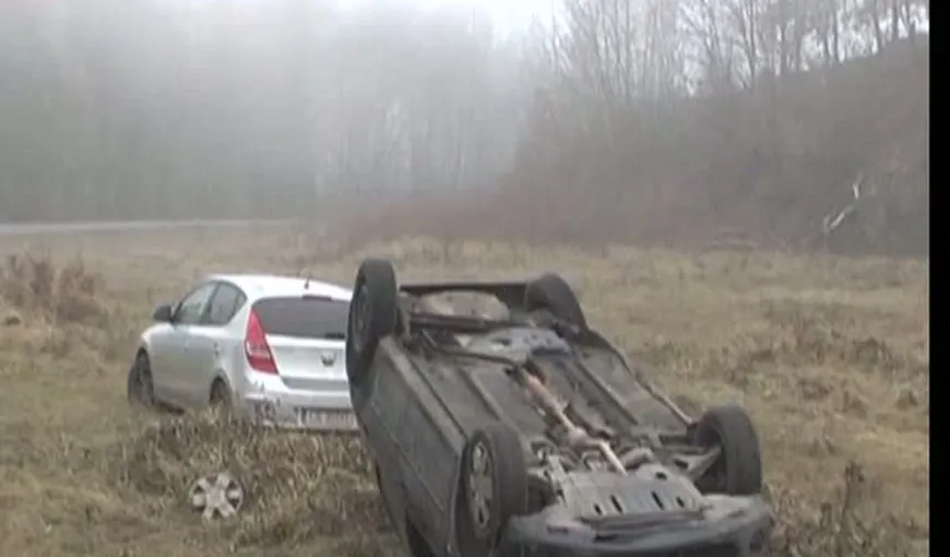 Un şofer din Reşiţa s-a răsturnat cu maşina din cauza ceţii şi a poleiului VIDEO