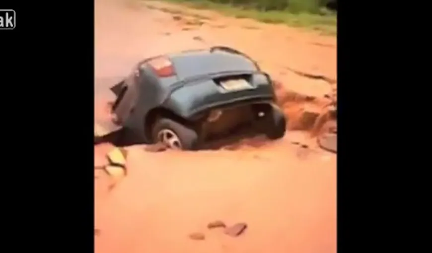IMAGINI APOCALIPTICE. O maşină a fost „înghiţită” de un crater imens pe şosea VIDEO