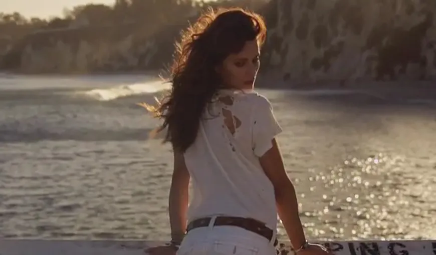 Catrinel Menghia, topless într-o reclamă la blugi VIDEO