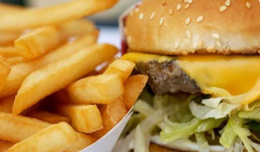 Hamburgerul, mâncare naţională: 400.000 de ROMÂNI mănâncă zilnic fast-food