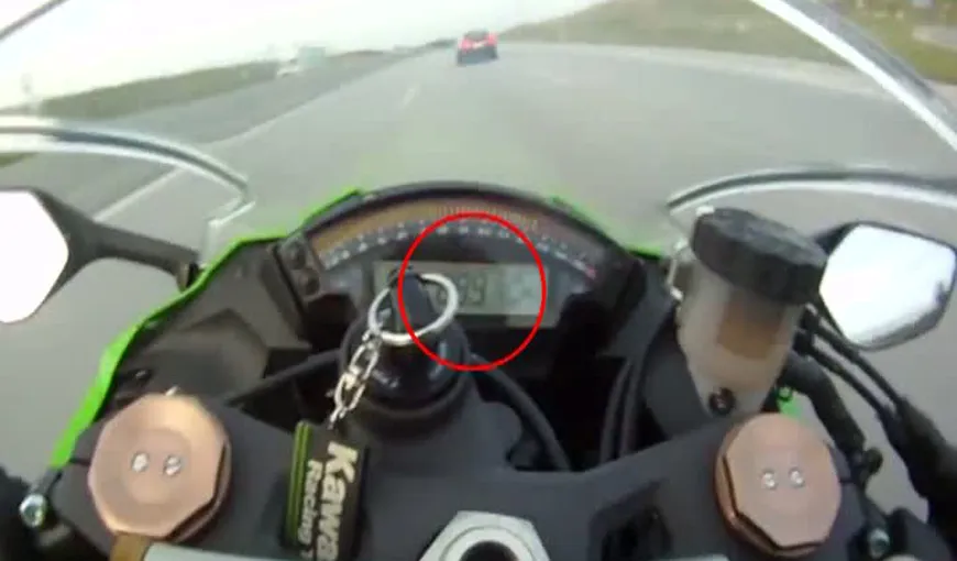 Cursă nebună între doi bolizi: O maşină şi o motocicletă s-au întrecut pe o autostradă VIDEO