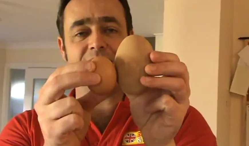 Truc sau miracol? Ce a descoperit un bărbat într-un ou imens VIDEO