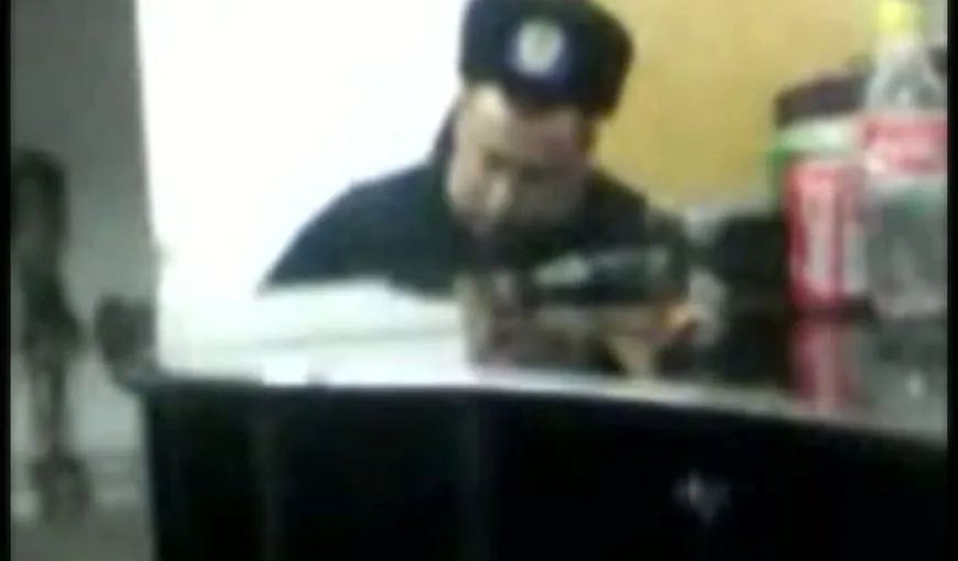 Un poliţist din Timişoara, filmat de colegi în timp ce dormea în post VIDEO