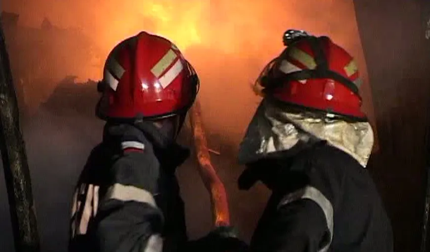 Incendiu în sectorul 5 din Bucureşti. Patru case au fost cuprinse de flăcări VIDEO