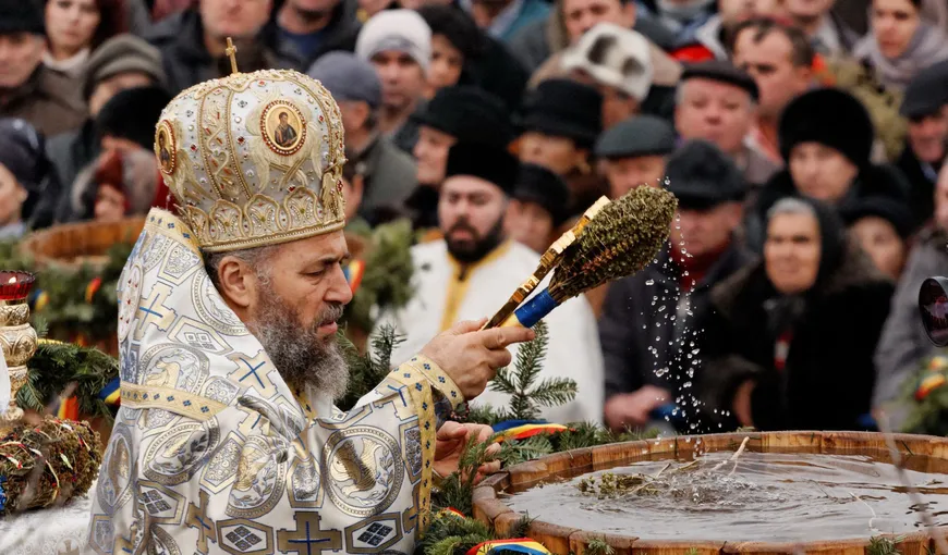Tradiţii şi credinţe populare de Bobotează: Preoţii sfinţesc apele, fetele îşi visează alesul