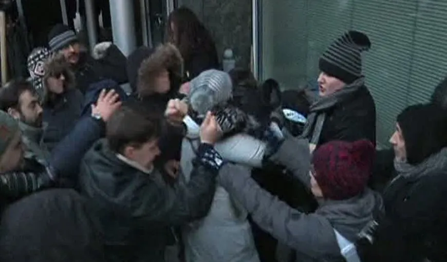 Proteste violente la Moscova împotriva unei legi homofobe VIDEO