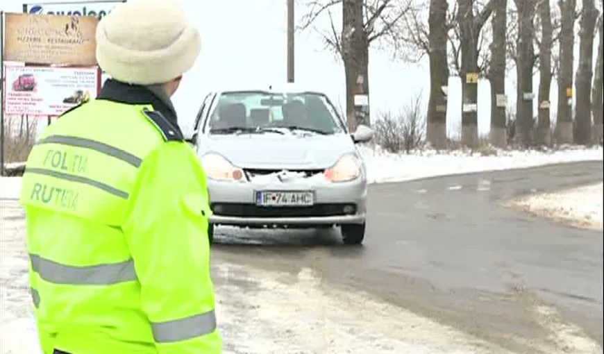 Razie în trafic. Poliţiştii amendează şoferii care circulă fără anvelope de iarnă VIDEO