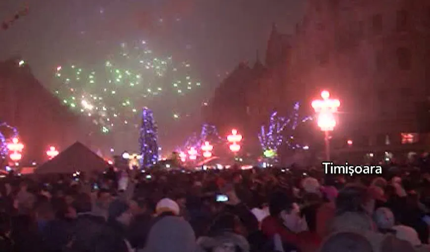 REVELION 2013: Românii au petrecut cu şampanie şi artificii în stradă VIDEO