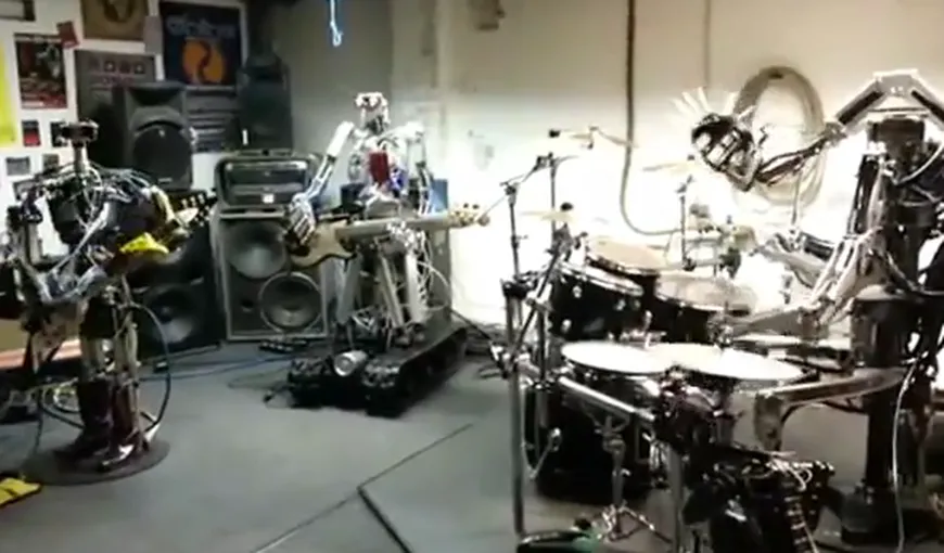 Formaţia rock a viitorului: Trei roboţi cântă o melodie heavy-metal celebră VIDEO