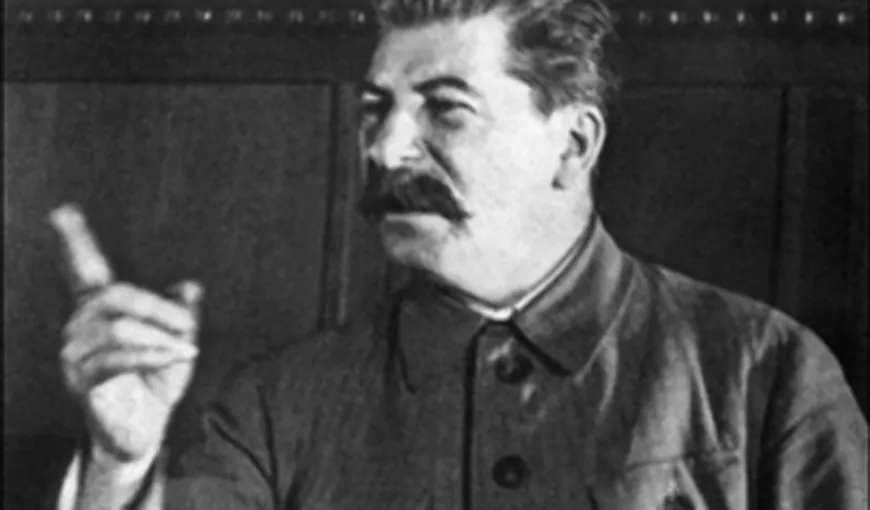 INEDIT: Stalin se maimuţăreşte ca un copil în faţa aparatului de fotografiat