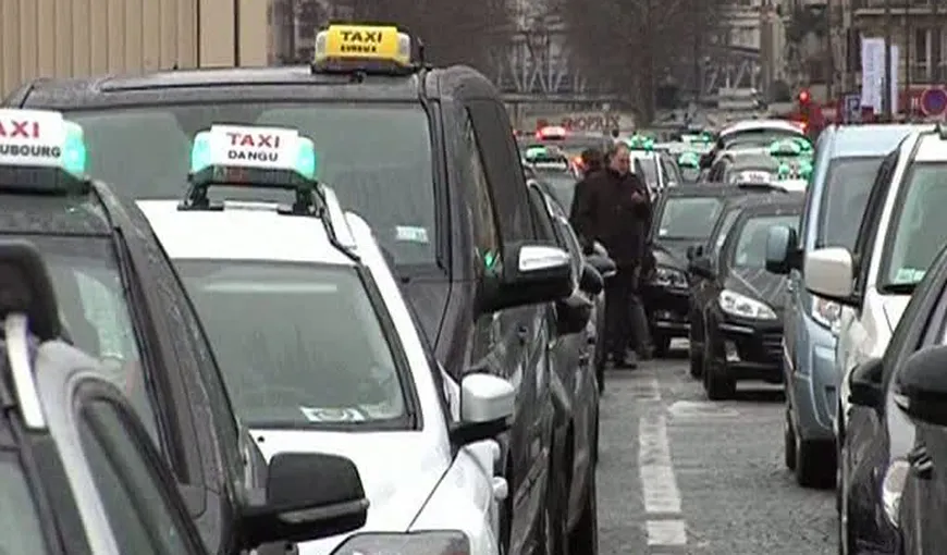 Şoferii de taxi francezi protestează în masă, perturbând activitatea marilor oraşe