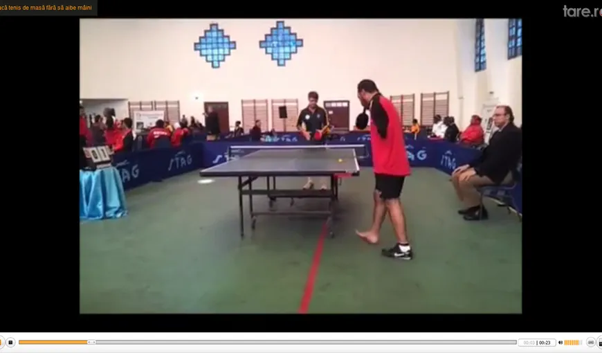 A uimit o lume întreagă: Un tânăr fără mâini joacă senzaţional tenis de masă VIDEO