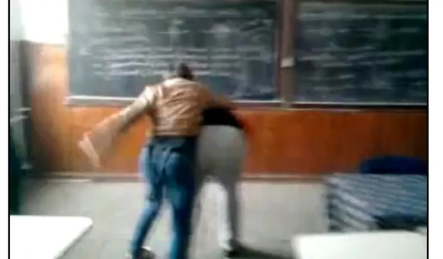 Violenţă fără margini: O elevă îşi loveşte cu pumnii un coleg de clasă VIDEO