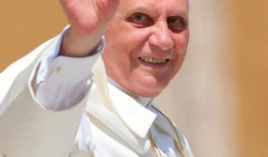 Papa Benedict al XVI-lea a părăsit Vaticanul în aplauze şi lacrimi. Demisia a intrat în vigoare