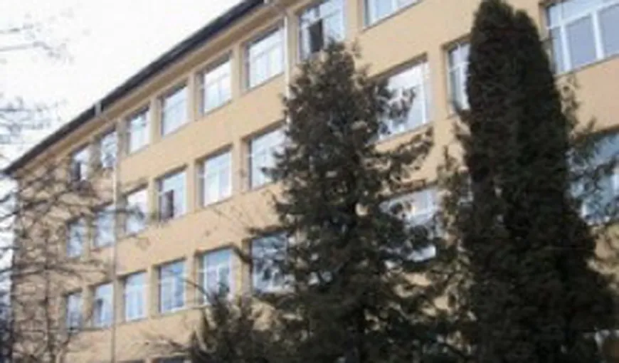 INCIDENT la un liceu din Miercurea Ciuc: Un elev s-a aruncat de la etaj după o ceartă cu prietena