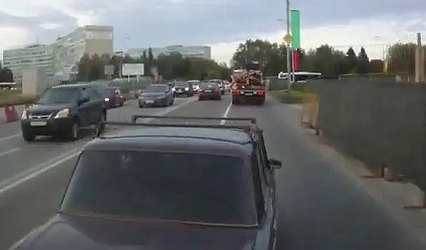 Şoferul care loveşte intenţionat maşinile care îi taie calea. A lovit peste 100 de maşini VIDEO