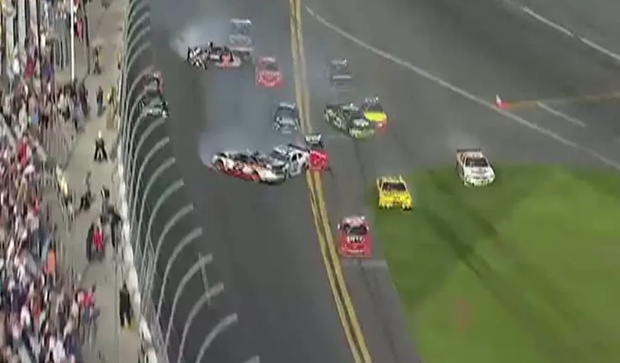 Carambol spectaculos la NASCAR. Mai mulţi spectatori au fost răniţi VIDEO