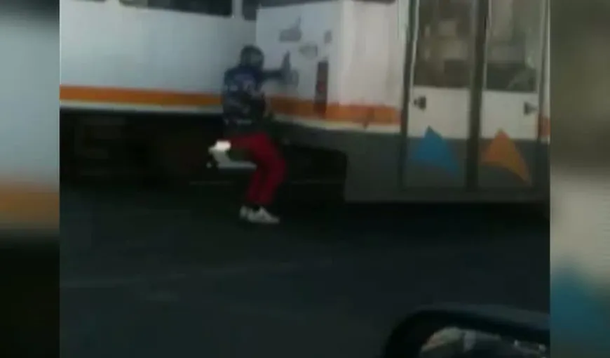 Un tânăr inconştient a mers agăţat de cârligul unui tramvai în Capitală VIDEO