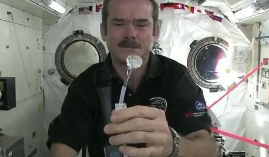 Spălatul pe mâni în spaţiu, o adevărată CASCADORIE! Demonstraţia incredibilă făcută de un astronaut