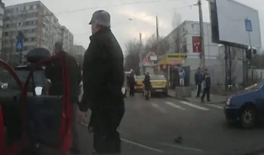 ŞICANĂ în trafic, rezolvată cu ranga: Doi şoferi s-au luat la bătaie în Bucureşti VIDEO