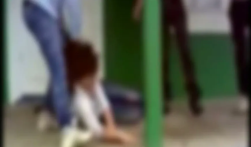 Adolescentă, bătută cu cruzime de alte două fete până a rămas inconştientă VIDEO