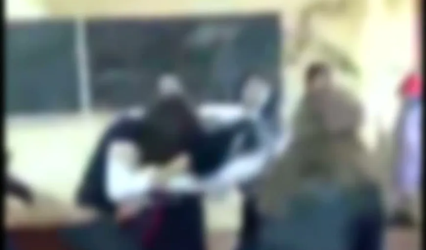 Revoltător: Bătaie generală în clasă, între fete VIDEO
