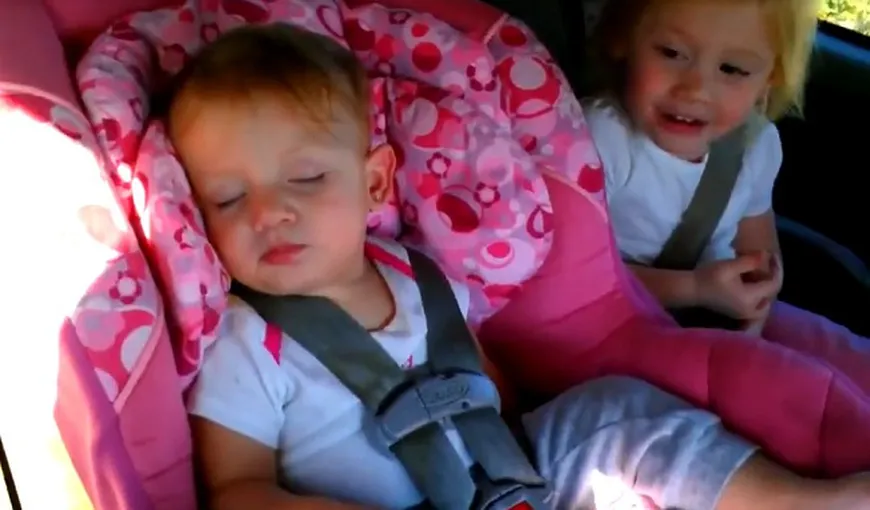 FUNNY: Cum trezeşti un bebeluş din somn? Pui melodia Gangnam Style VIDEO