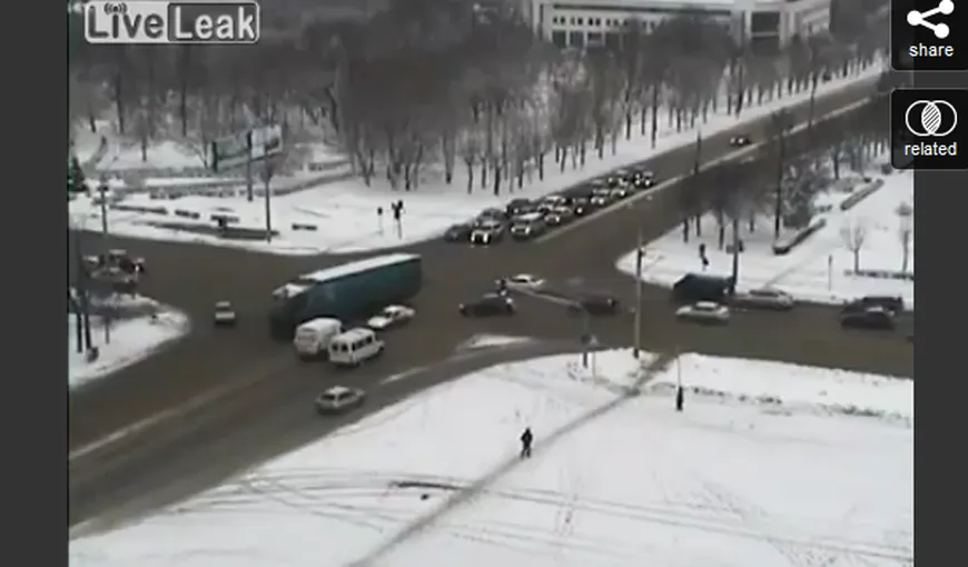 Incident incredibil în Rusia: Un camion a luat-o singur la vale VIDEO