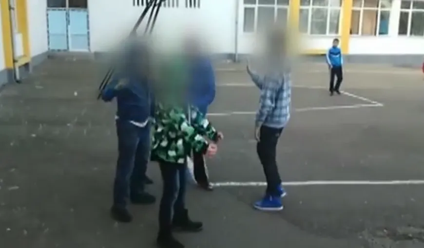 Fenomenul Harlem Shake degenerează la Cluj. Elevii de clasa a VII îşi arată fundul VIDEO