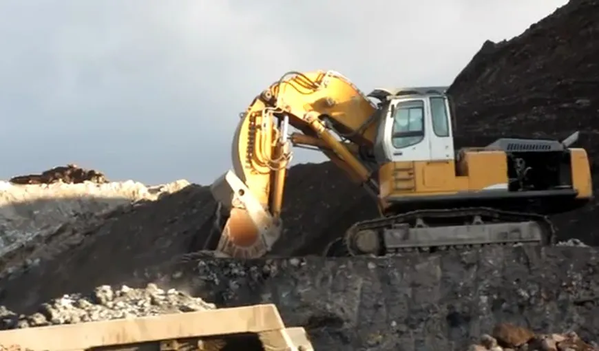 „Dorel” pe excavator: A săpat în jurul lui şi a rămas blocat pe o movilă VIDEO