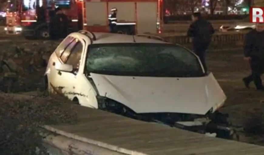 Accidente în Bucureşti. Un şofer a ajuns cu maşina într-o fântâna arteziană VIDEO