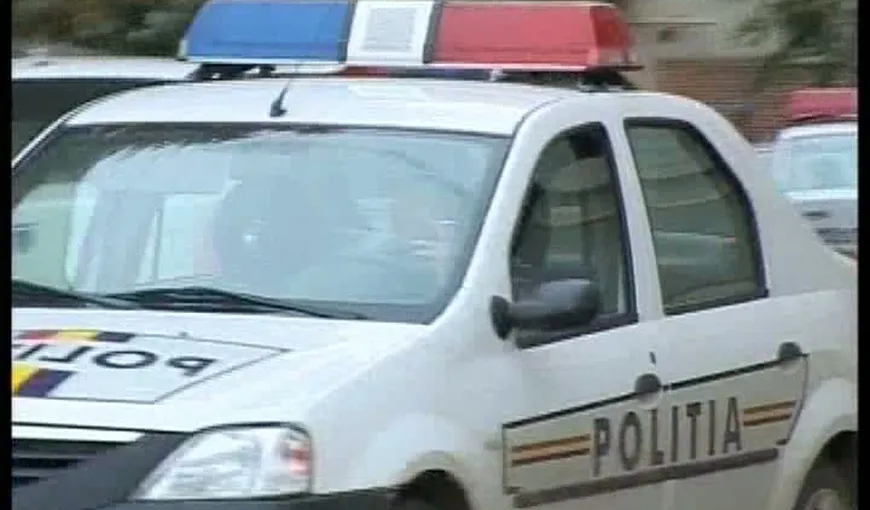 Maşina de poliţie care s-a răsturnat în timpul percheziţiilor, dusă la efectuarea expertizei tehnice