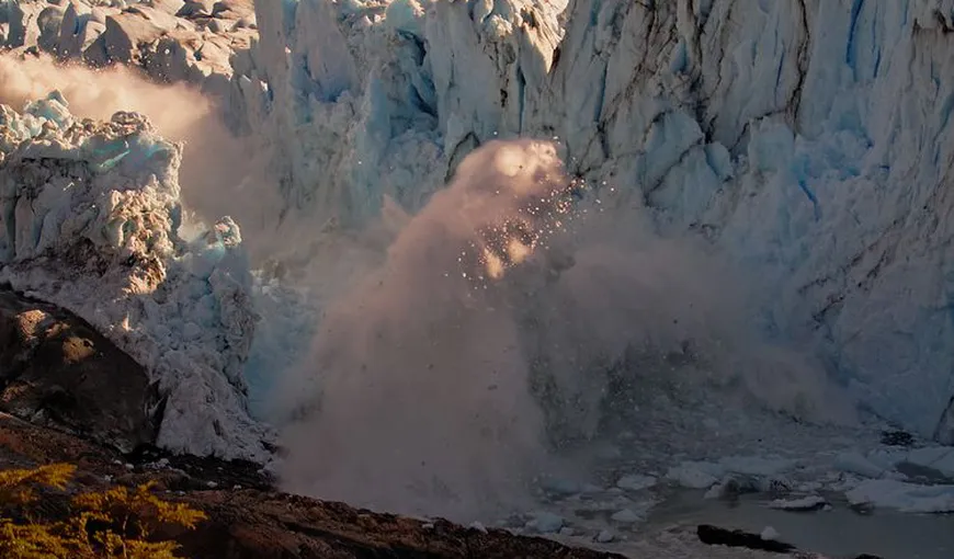 Spectacolul naturii. Imagini ULUITOARE cu un gheţar care se prăbuşeşte în apă VIDEO