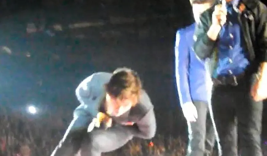 Un cântăreţ cunoscut a fost lovit sub centură în timpul unui concert VIDEO