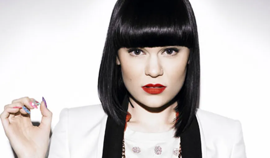 Cântăreaţa Jessie J s-a prezentat la premiile Brits cu sânii pe afară FOTO