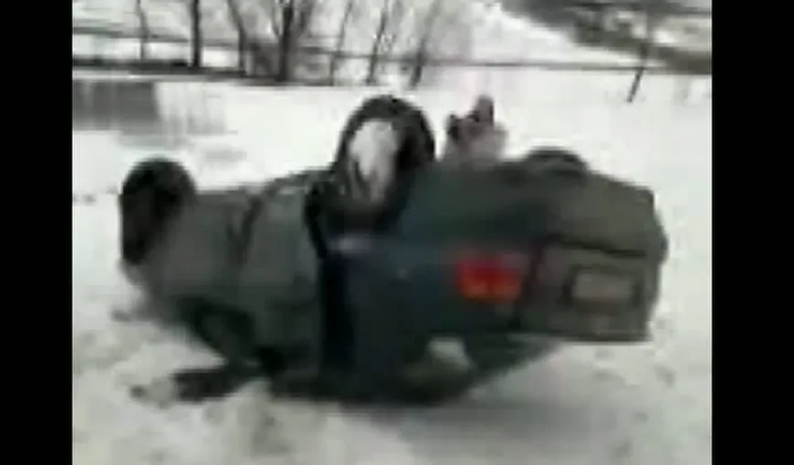 ACCIDENT în Suceava: Trei persoane, rănite după ce o maşină s-a răsturnat într-un şanţ VIDEO