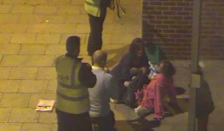 INCREDIBIL. O femeie a născut în stradă şi a fost filmată de camerele de supraveghere VIDEO
