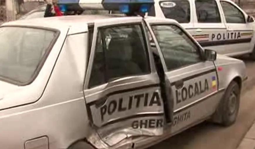 O maşină a poliţiei locale din Prahova a provocat un accident rutier şi a rănit un pieton VIDEO