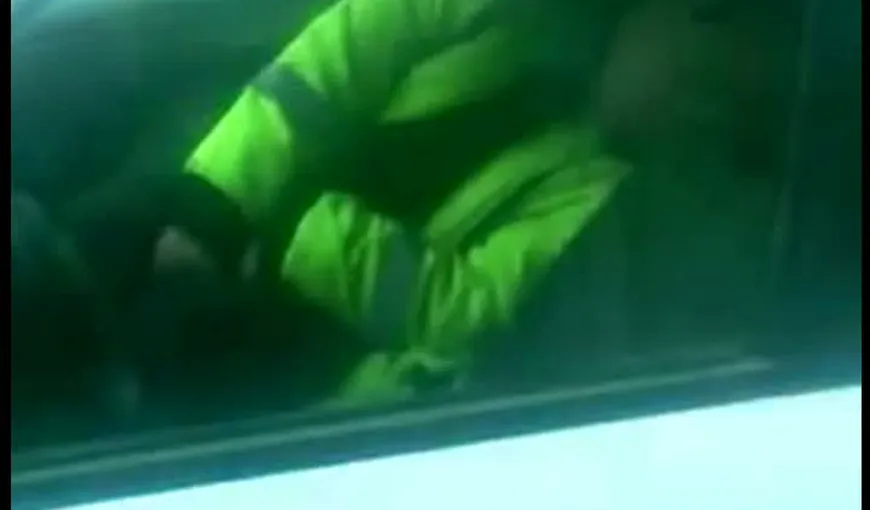 Poliţist comunitar, filmat în timp ce dormea în maşină, în timpul programului VIDEO