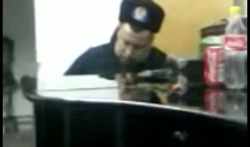 Poliţistul somnoros din Timişoara şi colegii care l-au filmat, daţi afară de Primărie