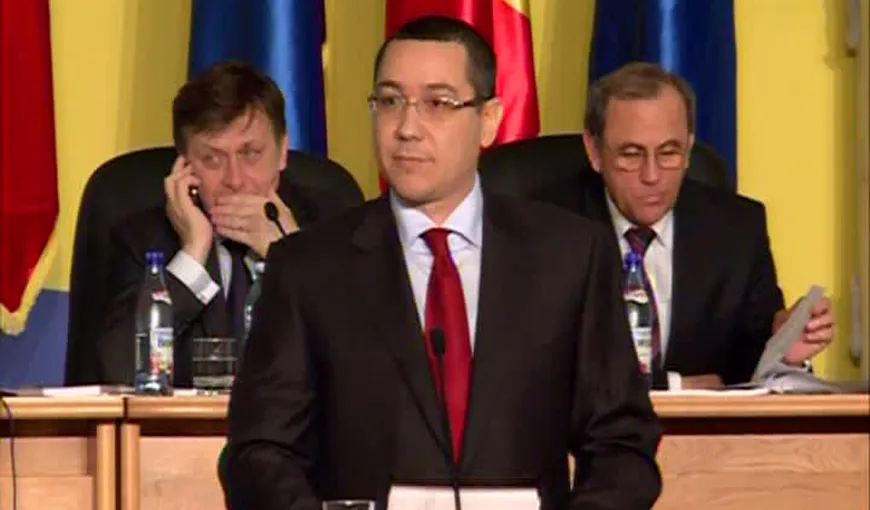 Ce făcea Crin Antonescu în timp ce Victor Ponta îşi susţinea discursul în Parlament VIDEO